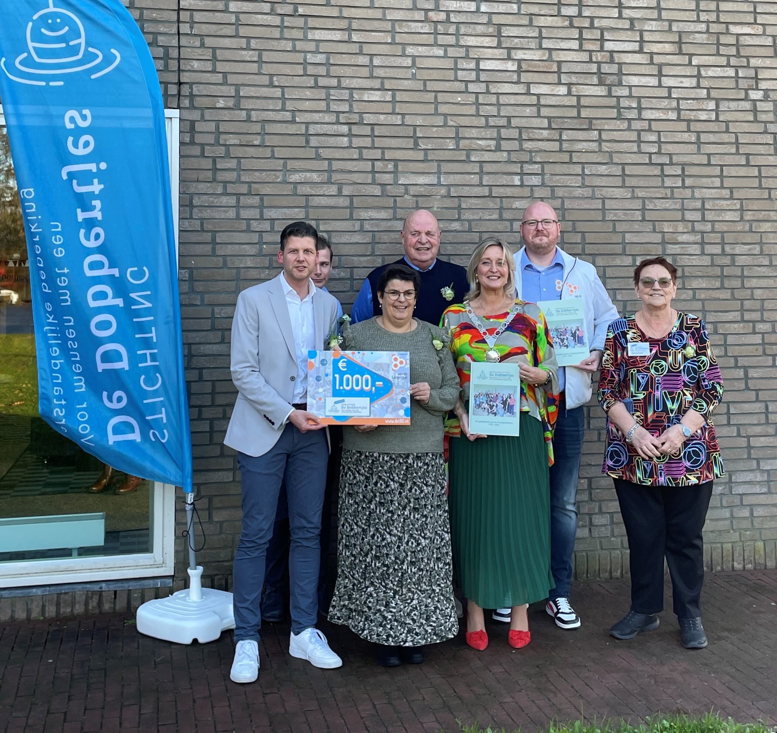 Foto overhandiging cheque